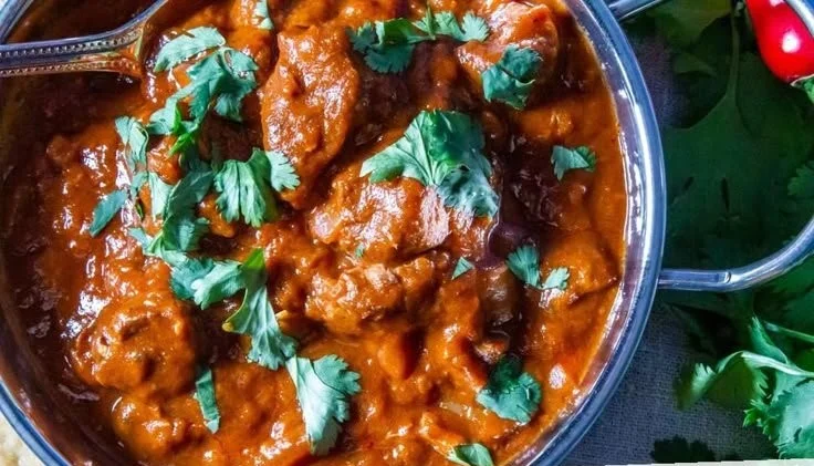 Slow cooker lamb rogan josh with aromatic spices and tender meat